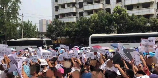 成都近80個樓盤上千人集結(jié)在成都房管局進(jìn)行精裝房甲醛超標(biāo)等問題維權(quán)